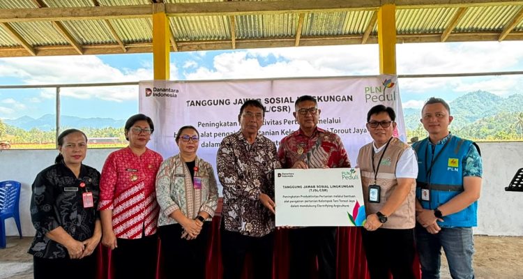 PLN UID Suluttenggo PLN UID Suluttenggo menyerahkan bantuan sarana pengairan berbasis listrik kepada Kelompok Tani Torout Jaya untuk mendorong modernisasi pertanian dan meningkatkan produktivitas.