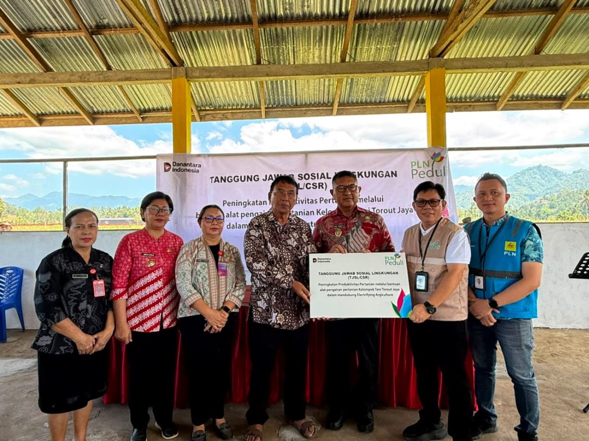 PLN UID Suluttenggo menyerahkan bantuan sarana pengairan berbasis listrik kepada Kelompok Tani Torout Jaya untuk mendorong modernisasi pertanian dan meningkatkan produktivitas.