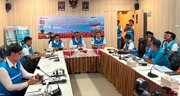 Darmawan Prasodjo Suasana Direktur Utama PLN, Darmawan Prasodjo, saat memimpin rapat koordinasi siaga bencana Flores, Nusa Tenggara Timur, sekaligus melakukan konferensi pers di PLN Unit Pelayanan Pelanggan Flores Bagian Barat, Manggarai Barat, pada Sabtu malam (15/8).