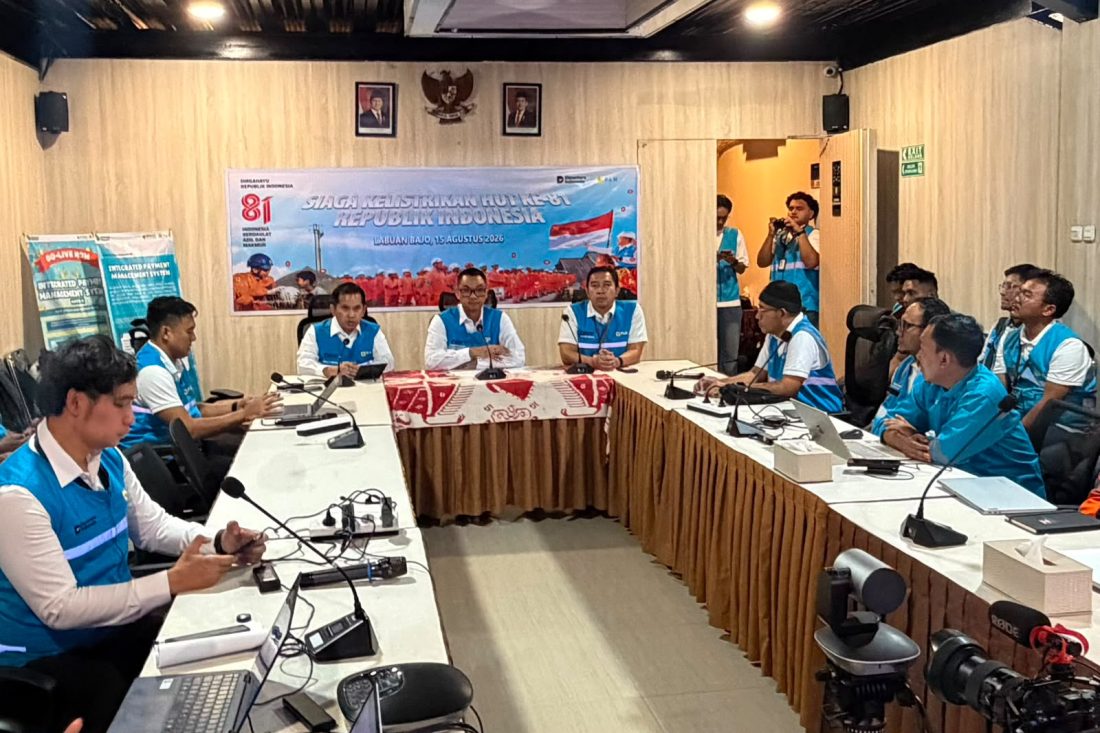 Suasana Direktur Utama PLN, Darmawan Prasodjo, saat memimpin rapat koordinasi siaga bencana Flores, Nusa Tenggara Timur, sekaligus melakukan konferensi pers di PLN Unit Pelayanan Pelanggan Flores Bagian Barat, Manggarai Barat, pada Sabtu malam (15/8).
