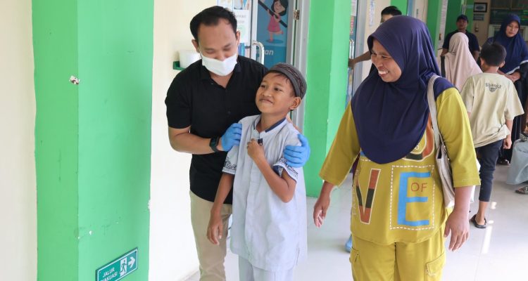 Yayasan Baitul Maal (YBM) PLN UP3 Tolitoli menggelar program Khitanan Sehat Ceria bagi 79 anak di Kecamatan Galang, Kabupaten Tolitoli, Minggu (24/8/2026).