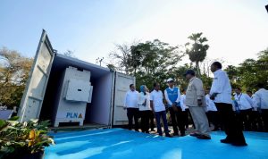 Presiden Prabowo Presiden Republik Indonesia, Prabowo Subianto (kedua dari kanan) didampingi Menteri ESDM, Bahlil Lahadalia (ketiga dari kiri), Menteri Koordinator Bidang Perekonomian, Airlangga Hartarto (kiri), Menteri Investasi dan Hilirisasi/Kepala BKPM, Rosan Perkasa Roeslani (belakang kiri), Gubernur Bali, I Wayan Koster (kanan), Direktur Jenderal Energi Baru, Terbarukan, dan Konservasi Energi, Eniya Listiani Dewi (kedua dari kiri), dan Direktur Utama PLN, Darmawan Prasodjo (tengah) saat mengunjungi site PLTS Gilimanuk yang dilengkapi Battery Energy Storage System (BESS), Bali pada Selasa (25/8). PLTS Gilimanuk merupakan salah satu dari 5 klaster PLTS di wilayah Bali bagian dari Program PLTS 100 GWp yang dicanangkan Pemerintah. (Foto: BPMI Setpres)