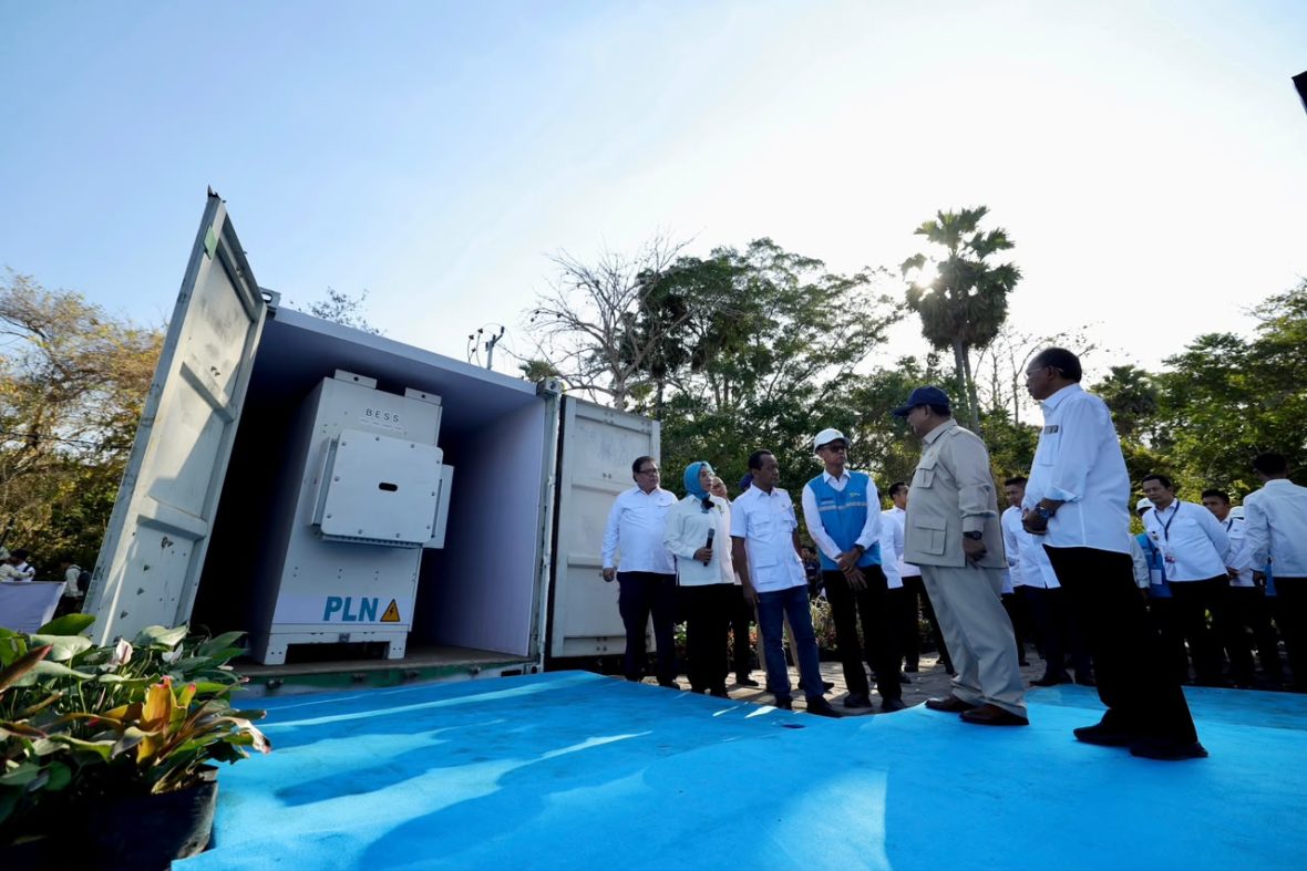 Presiden Republik Indonesia, Prabowo Subianto (kedua dari kanan) didampingi Menteri ESDM, Bahlil Lahadalia (ketiga dari kiri), Menteri Koordinator Bidang Perekonomian, Airlangga Hartarto (kiri), Menteri Investasi dan Hilirisasi/Kepala BKPM, Rosan Perkasa Roeslani (belakang kiri), Gubernur Bali, I Wayan Koster (kanan), Direktur Jenderal Energi Baru, Terbarukan, dan Konservasi Energi, Eniya Listiani Dewi (kedua dari kiri), dan Direktur Utama PLN, Darmawan Prasodjo (tengah) saat mengunjungi site PLTS Gilimanuk yang dilengkapi Battery Energy Storage System (BESS), Bali pada Selasa (25/8). PLTS Gilimanuk merupakan salah satu dari 5 klaster PLTS di wilayah Bali bagian dari Program PLTS 100 GWp yang dicanangkan Pemerintah. (Foto: BPMI Setpres)