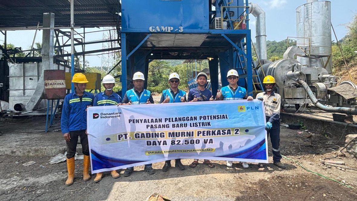 Memaknai Hari Pelanggan Nasional (Harpelnas) 2026 dengan aksi nyata, PT PLN (Persero) Unit Layanan Pelanggan (ULP) Siau resmi melakukan penyambungan listrik baru berdaya 82.500 VA untuk mendukung operasional PT Gading Murni Perkasa 2.