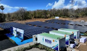 Tampak PLTS Gilimanuk dilengkapi Battery Energy Storage System (BESS) yang berada di Gilimanuk, Jembrana, Bali. Pembangkit tersebut merupakan salah satu pengembangan tahap awal Program PLTS 100 GWp yang dicanangkan Presiden RI. (Foto: BPMI Setpres).