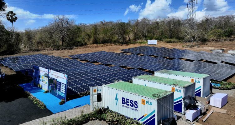 Tampak PLTS Gilimanuk dilengkapi Battery Energy Storage System (BESS) yang berada di Gilimanuk, Jembrana, Bali. Pembangkit tersebut merupakan salah satu pengembangan tahap awal Program PLTS 100 GWp yang dicanangkan Presiden RI. (Foto: BPMI Setpres).