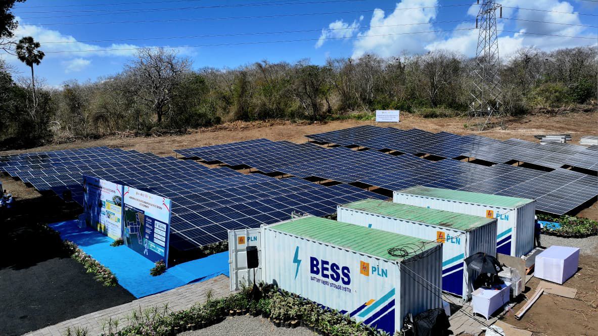 Tampak PLTS Gilimanuk dilengkapi Battery Energy Storage System (BESS) yang berada di Gilimanuk, Jembrana, Bali. Pembangkit tersebut merupakan salah satu pengembangan tahap awal Program PLTS 100 GWp yang dicanangkan Presiden RI. (Foto: BPMI Setpres).