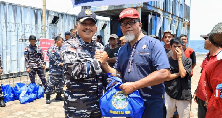 Kodaeral VIII mengikuti kegiatan video conference (Vicon) bertajuk “Aku Cinta Laut” yang dipimpin Kepala Staf Angkatan Laut (Kasal) Laksamana TNI Dr. Muhammad Ali dari Muara Angke, Jakarta.