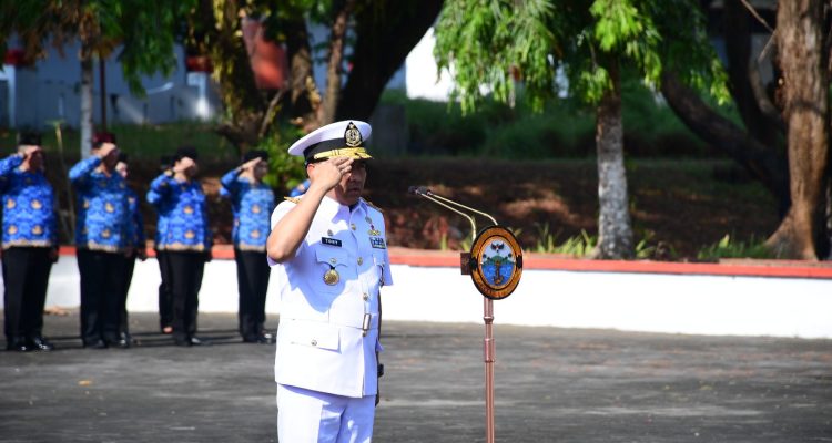 Kodaeral VIII menggelar ziarah dalam rangka memperingati HUT ke-81 TNI Angkatan Laut (TNI AL) Tahun 2026 di Taman Makam Pahlawan (TMP) Kairagi Weru, Kecamatan Paal Dua, Kota Manado, Senin (7/9/2026).