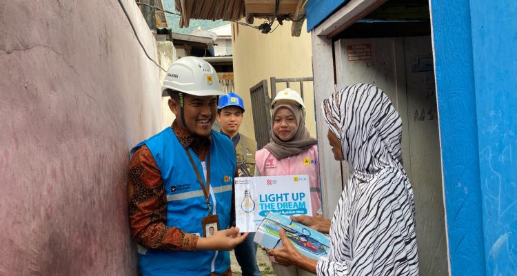 PLN UP3 Luwuk PT PLN (Persero) Unit Pelaksana Pelayanan Pelanggan (UP3) Luwuk kembali menghadirkan kebahagiaan nyata bagi masyarakat kurang mampu melalui program Light Up The Dream (LUTD).