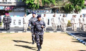Dankodaeral VIII Laksda TNI Dery Triesananto Suhendi memimpin Apel Siaga Hari Jadi ke-81 TNI Angkatan Laut (TNI AL) Tahun 2026.