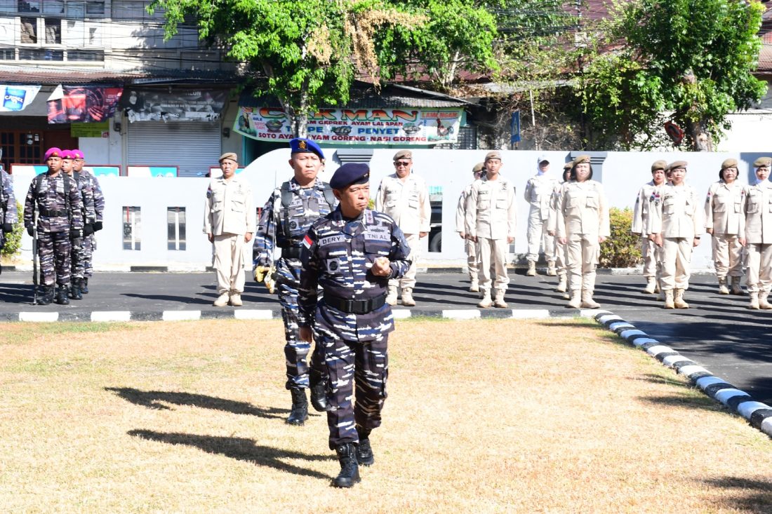 Dankodaeral VIII Laksda TNI Dery Triesananto Suhendi memimpin Apel Siaga Hari Jadi ke-81 TNI Angkatan Laut (TNI AL) Tahun 2026.