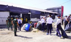 Kodaeral VIII Menyambut HUT ke-81 TNI Tahun 2026, sekitar 200 personel gabungan menggelar aksi pembersihan di Pasar Bersehati Manado, Selasa (15/9/2026).