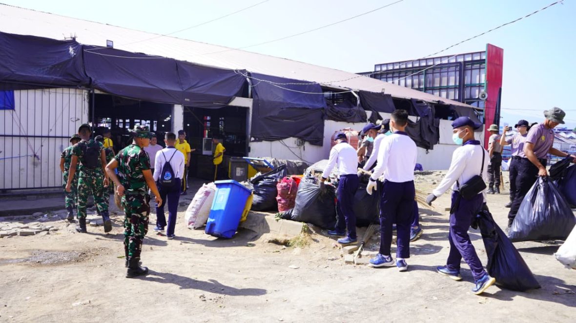 Menyambut HUT ke-81 TNI Tahun 2026, sekitar 200 personel gabungan menggelar aksi pembersihan di Pasar Bersehati Manado, Selasa (15/9/2026).