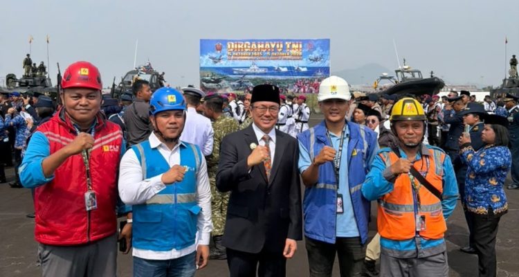 PT PLN (Persero) Unit Pelaksana Pelayanan Pelanggan (UP3) Manado dalam mengawal keandalan suplai listrik pada Upacara Peringatan Hari Ulang Tahun (HUT) ke-81 Tentara Nasional Indonesia (TNI) yang dihelat di Apron Lanudal Manado, Senin (5/10).