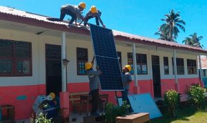 Petugas PLN memasang panel surya pada salah satu sekolah di Kecamatan Muara Batang Gadis, Kabupaten Mandailing Natal, Sumatera Utara. Melalui inovasi SuperSUN, PLN mendorong pemanfaatan potensi energi surya setempat untuk memperluas manfaat listrik dan mendukung kemandirian energi di Indonesia.
