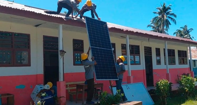 Petugas PLN memasang panel surya pada salah satu sekolah di Kecamatan Muara Batang Gadis, Kabupaten Mandailing Natal, Sumatera Utara. Melalui inovasi SuperSUN, PLN mendorong pemanfaatan potensi energi surya setempat untuk memperluas manfaat listrik dan mendukung kemandirian energi di Indonesia.