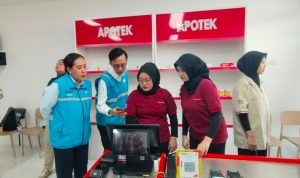 Ilustrasi pegawai PLN memastikan layanan pembayaran tagihan dan pembelian token listrik berjalan lancar di Koperasi Desa/Kelurahan Merah Putih (KDKMP).