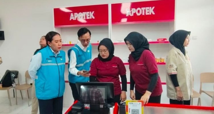 Ilustrasi pegawai PLN memastikan layanan pembayaran tagihan dan pembelian token listrik berjalan lancar di Koperasi Desa/Kelurahan Merah Putih (KDKMP).