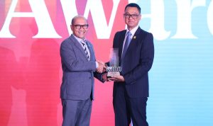 Managing Director Business 2 Danantara Asset Management, Setyanto Hantoro (kiri) saat memberikan penghargaan kepada PLN, yang diwakili Direktur Utama PLN, Darmawan Prasodjo (kanan) sebagai Sector Champion pada kategori Energy & Public Utilities pada ajang Danantara Indonesia CX100 Award 2026 yang diselenggarakan di Jakarta, Selasa (13/10). Selain capaian tersebut, PLN juga berhasil menempati posisi Runnur Up dalam daftar 100 Badan Usaha Milik Negara (BUMN) dengan layanan terbaik.