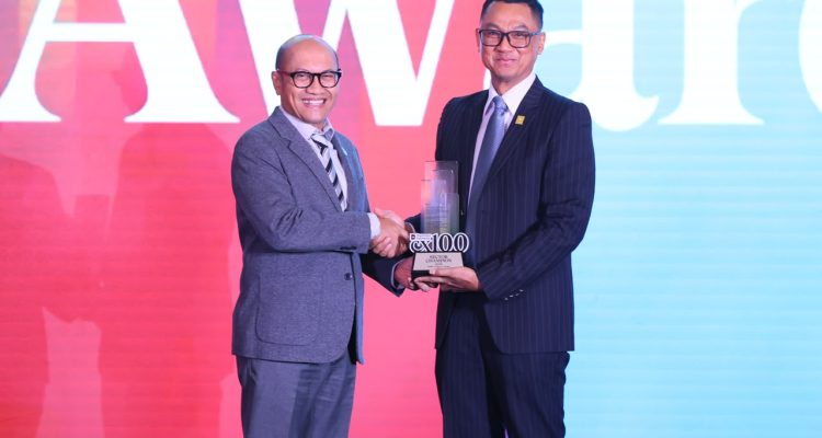 PT PLN (Persero) Managing Director Business 2 Danantara Asset Management, Setyanto Hantoro (kiri) saat memberikan penghargaan kepada PLN, yang diwakili Direktur Utama PLN, Darmawan Prasodjo (kanan) sebagai Sector Champion pada kategori Energy & Public Utilities pada ajang Danantara Indonesia CX100 Award 2026 yang diselenggarakan di Jakarta, Selasa (13/10). Selain capaian tersebut, PLN juga berhasil menempati posisi Runnur Up dalam daftar 100 Badan Usaha Milik Negara (BUMN) dengan layanan terbaik.